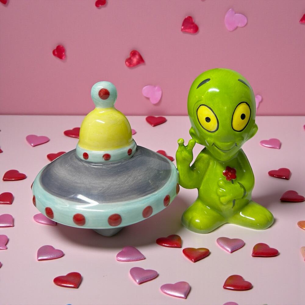 Pacific Giftware Alien UFO Magnetic Salt Pepper Shakers Ceramic NWT
